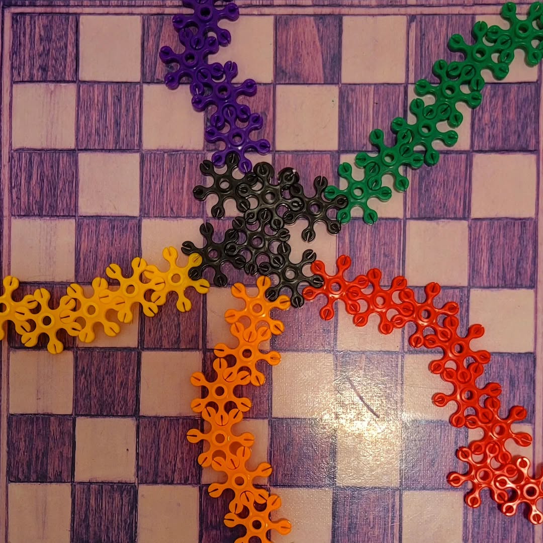 Colored linking pieces on a checkerboard